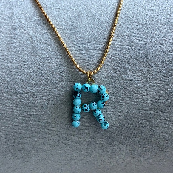 Turquoise beaded R necklace - Picture 2 of 3